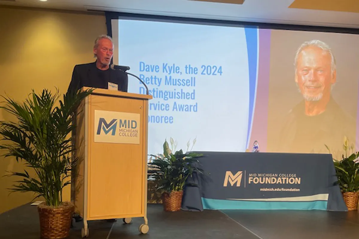 Dave Kyle accepts his award at an Evening of Gratitude.